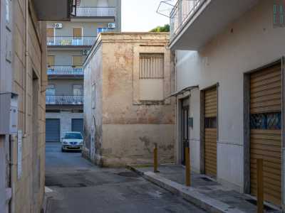 Svoltiamo a sinistra su via Sant�Anna e passiamo davanti a un piccolo condominio su tre livelli